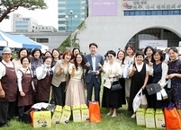 전주시·전주시시니어클럽연합회, 노송광장에서 ‘제1회 추석맞이 마음나눔 큰 장 개최’