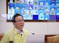 정부, 현행 거리두기 2주간 연장... 신규확진자 2,052명 