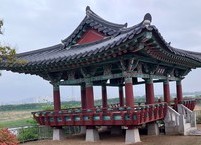 노을 진 강가에 얼비치는 완주군 만경강 비비정(飛飛亭)