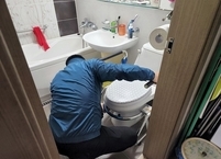 군산시 수송동, 가정의 달 맞아 어르신 낙상사고 예방용품 지원
