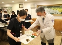 원광대병원 윤권하 병원장, 시무식 대신 떡국 배식하며 새해 인사 나누어