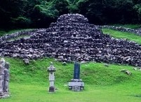 산청에 전해오는 왕의 무덤인 검은 돌무덤