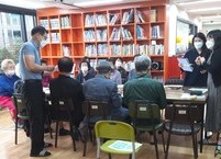 큰 글씨 책 읽기와 돋보기 기증 행사