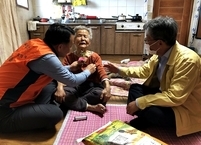 완주군, 어버이날을 맞아 어르신 1300명에게 카네이션과 생필품키트 전달
