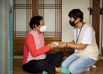 완주군, 노인맞춤돌봄대상자 떡 나눔... 추석 미리 즐겨