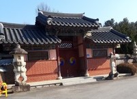 부인의 묘 뒤에 안치된 남편의 묘