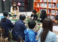 카네이션 꽃바구니 만드는 어버이들