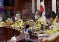 사회적 거리두기 1단계로 완화... 수도권은 일부 2단계 수칙 유지
