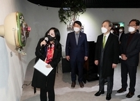 ‘백남준 탄생90주년’ 기획전시, 전주 ‘뜻밖의 미술관’서 개최