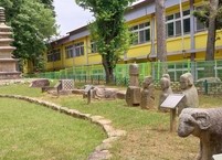 군산 발산초등학교 뒤뜰 문화재