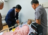 이원택 전북도지사, 효사랑가족요양병원 입원 이석규 애국지사 위문… 병원 측 