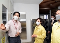 이의경 식약처장, 백신 생산 현장 찾아...수급 현황 사전 점검
