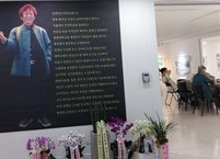 신의 솜씨를 화폭에 담고 싶어하는 김세견 원로 화백