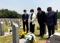 대한의사협회 최대집 회장, 현충일 맞아 순직 군의관 묘역 참배 