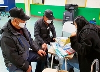 전북대병원, 고령층 대상 암 예방 학습꾸러미 전달