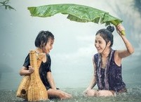스쳐 지나가는 사람들
