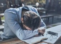 건강을 해치는 최악의 자세, 책상에 엎드려 잠자기