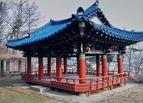 한 정자에 두 개의 현액이 걸려 있는 신포정