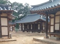 부자들의 배려와 겸손의 상징 낮은 굴뚝들