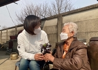 완주군, 돌봄 취약어르신 반려식물 제공... 정서 지원하고 화훼농가 도와